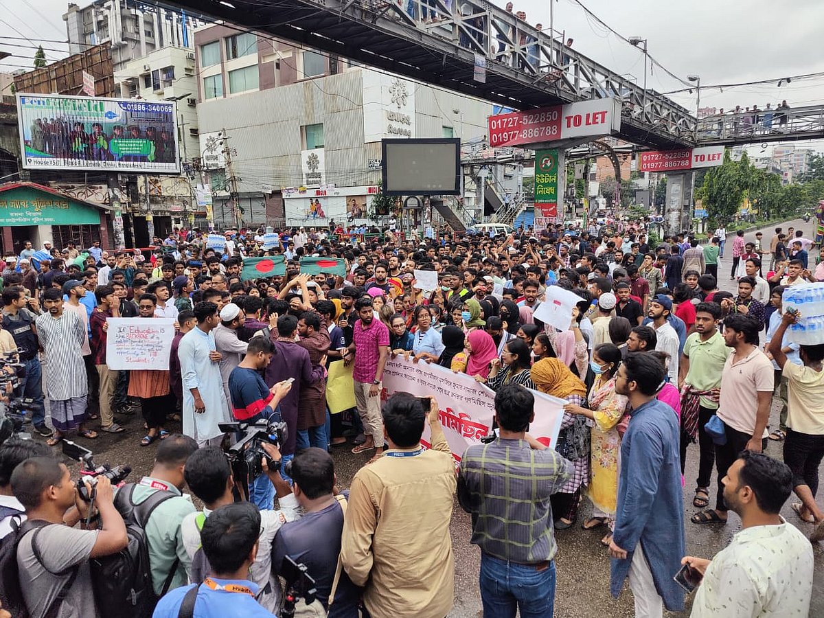 রাজধানীর সায়েন্স ল্যাব মোড়ে আন্দোলনকারীরা